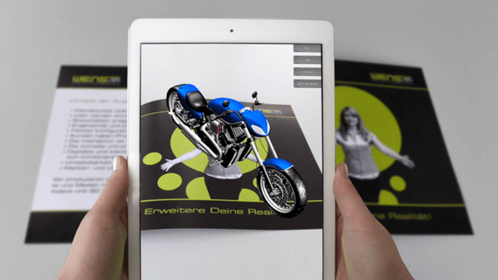 Augmented-Reality-Darstellung eines 3D-Motorrads über einem Marker auf Tablet