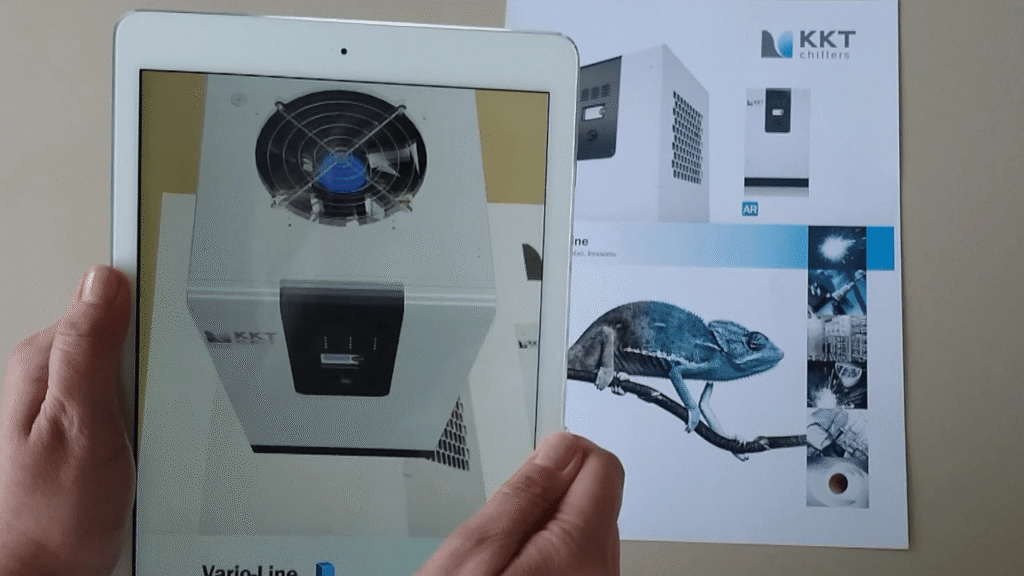 Augmented-Reality-Darstellung eines technischen Geräts auf einem Tablet mit interaktivem 3D-Modell.