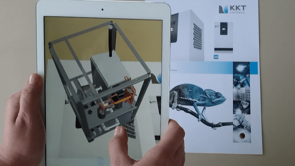 Augmented-Reality-Ansicht einer Industrieanlage auf einem Tablet, technische Bauteile werden virtuell dargestellt.