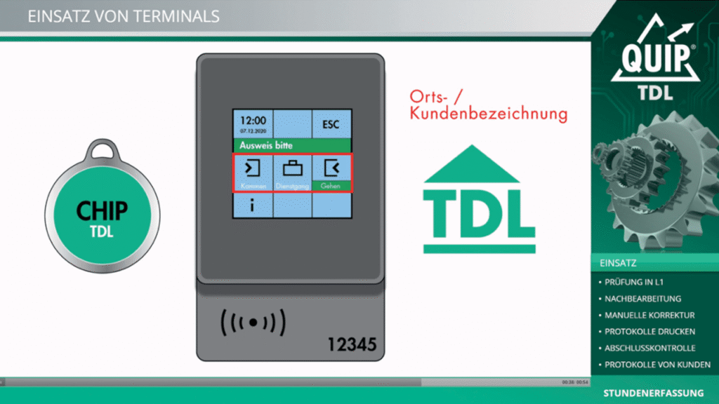 Interaktive Schulung zur Nutzung eines Zeiterfassungsterminals mit Chip für Mitarbeitende.