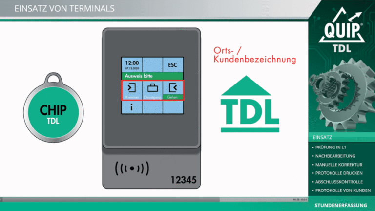 Interaktive Schulung zur Nutzung eines Zeiterfassungsterminals mit Chip für Mitarbeitende.
