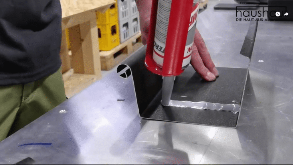 Videoproduktion: Dachrinne Verklebung in Werkstattszene